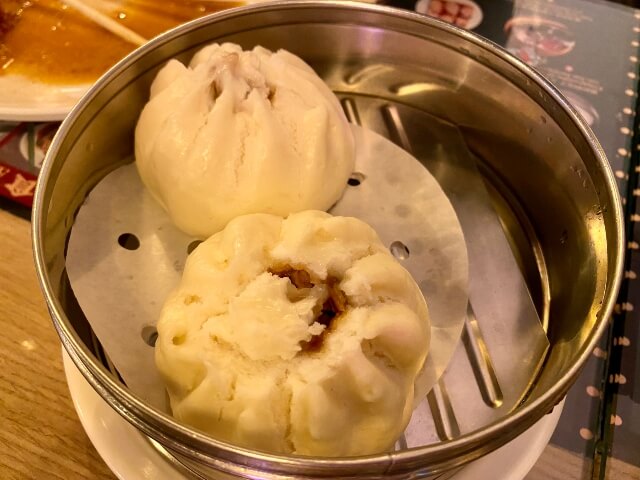 Bao relleno de char sui caramelizado en Hong Kong 70, Usera, Madrid
